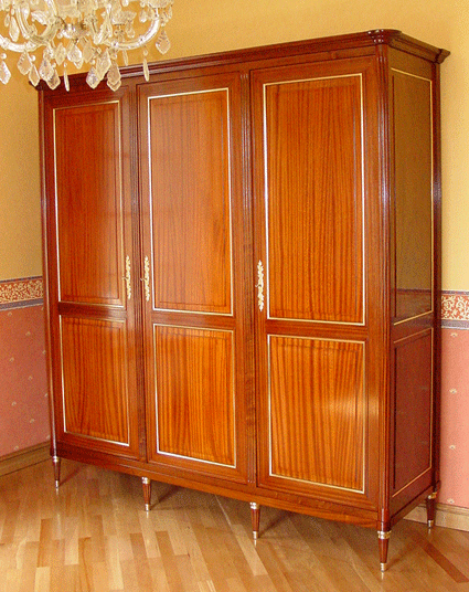 Armoire Louis XVI en acajou massif