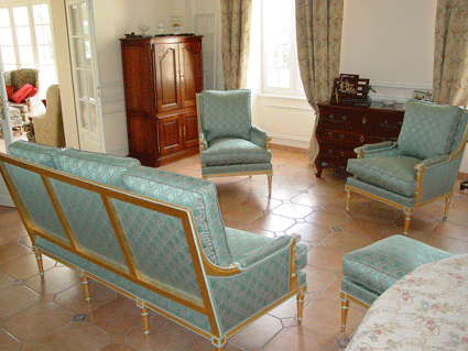 Salon Louis XVI Versailles à coussins dans le dos