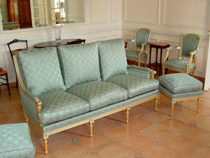 Salon Louis XVI Versailles à coussins dans le dos